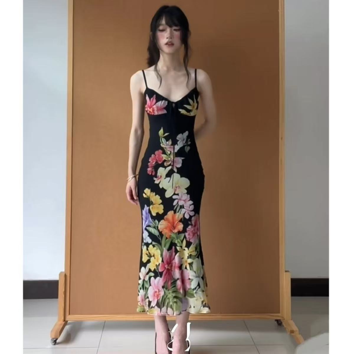 เดรสสายเดี่ยวลายดอกไม้สไตล์เรโ - Tropic Strap Vintage บทวิจารณ์และราคา